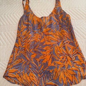 GAP Tank top with adjustable shoulder straps. 100% silk, size small.